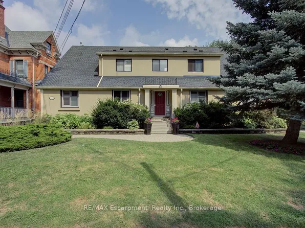 425 Burlington Ave #4, Burlington, ON L7S 1R3