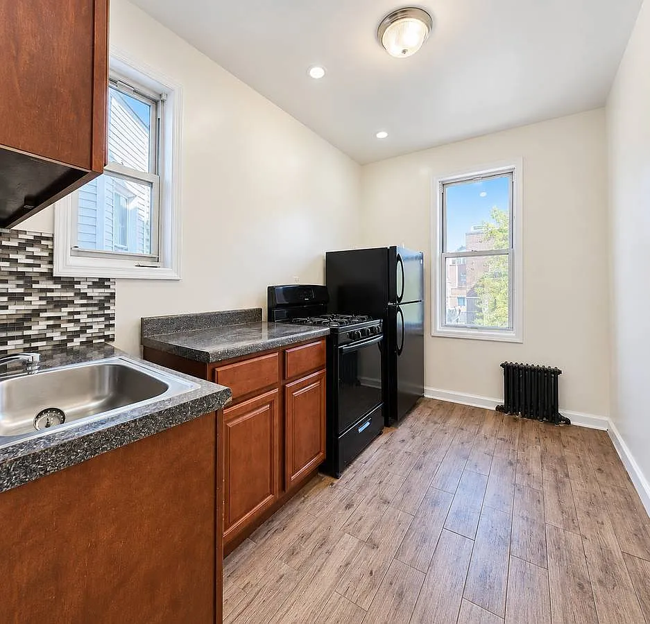 677 Dawson St — Photo 1