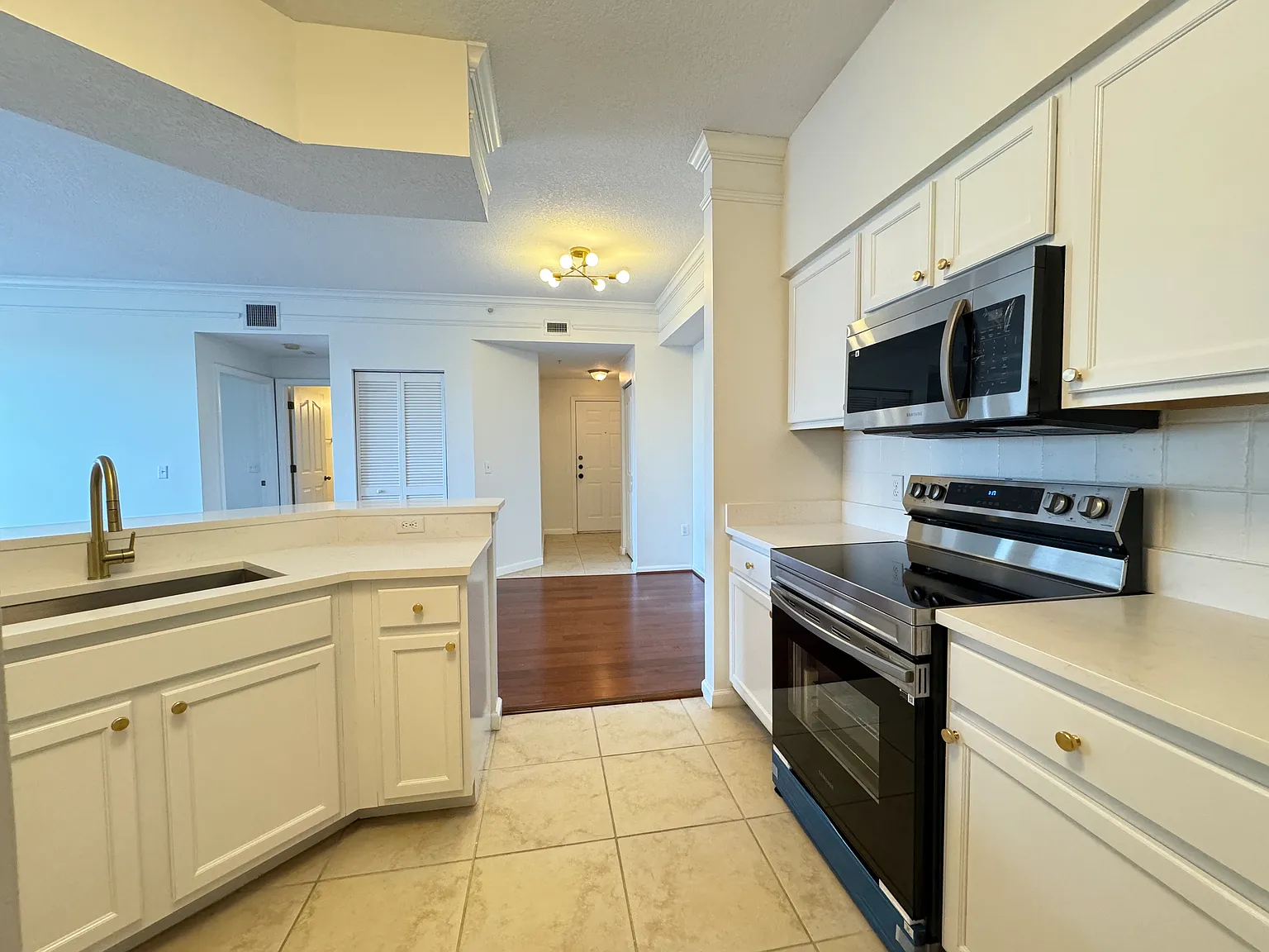 2 bed, 1087 sqft, $3,000 — Photo 2