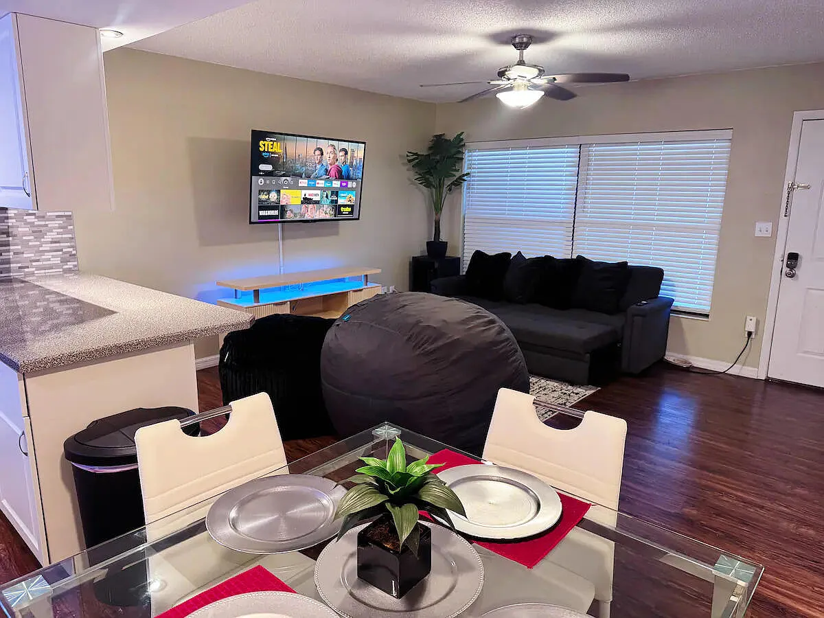 2 bed, 2.0 bath, 896 sqft, $2,100 — Photo 3