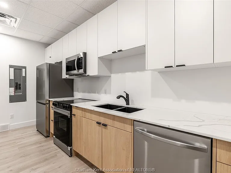 138 King St W #203 — Photo 8