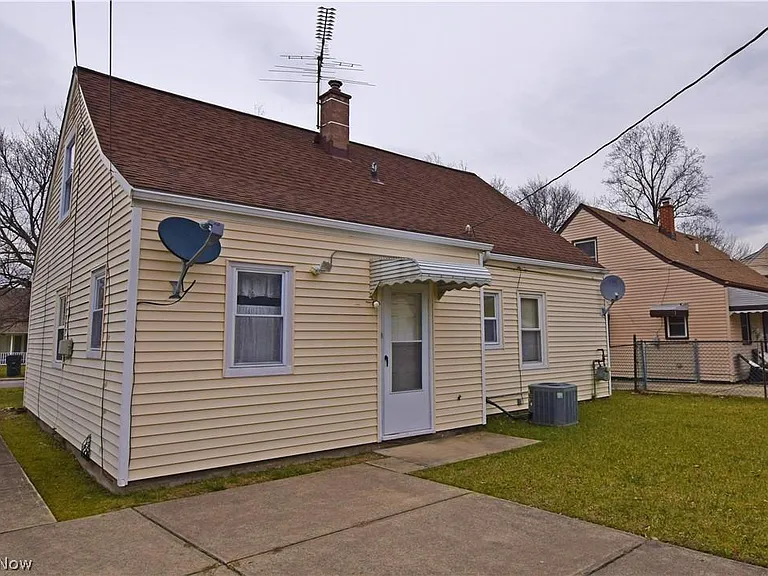 27050 Drakefield Ave — Photo 23