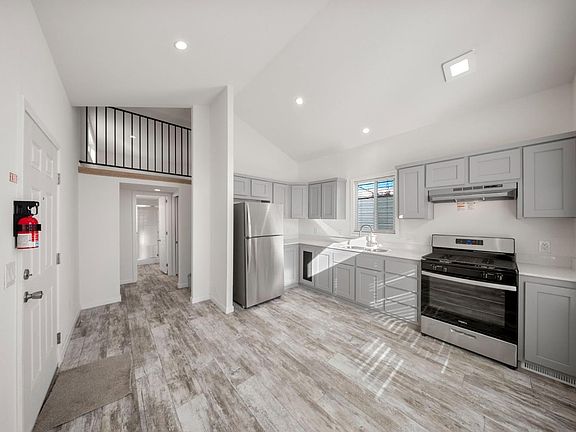 4th image of 742 Francisco Blvd W #B22