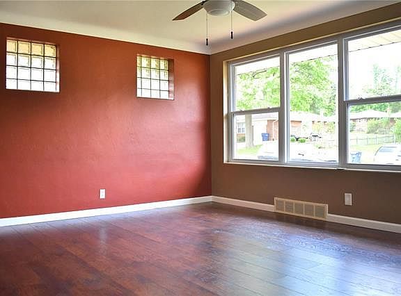 3rd image of 3630 Park Crest Dr