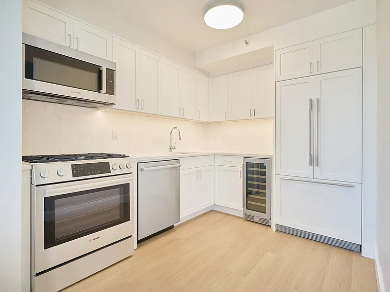 160 Riverside Blvd #8D — Photo 6