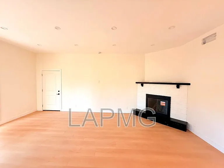 6130 Whitsett Ave #6132 — Photo 4