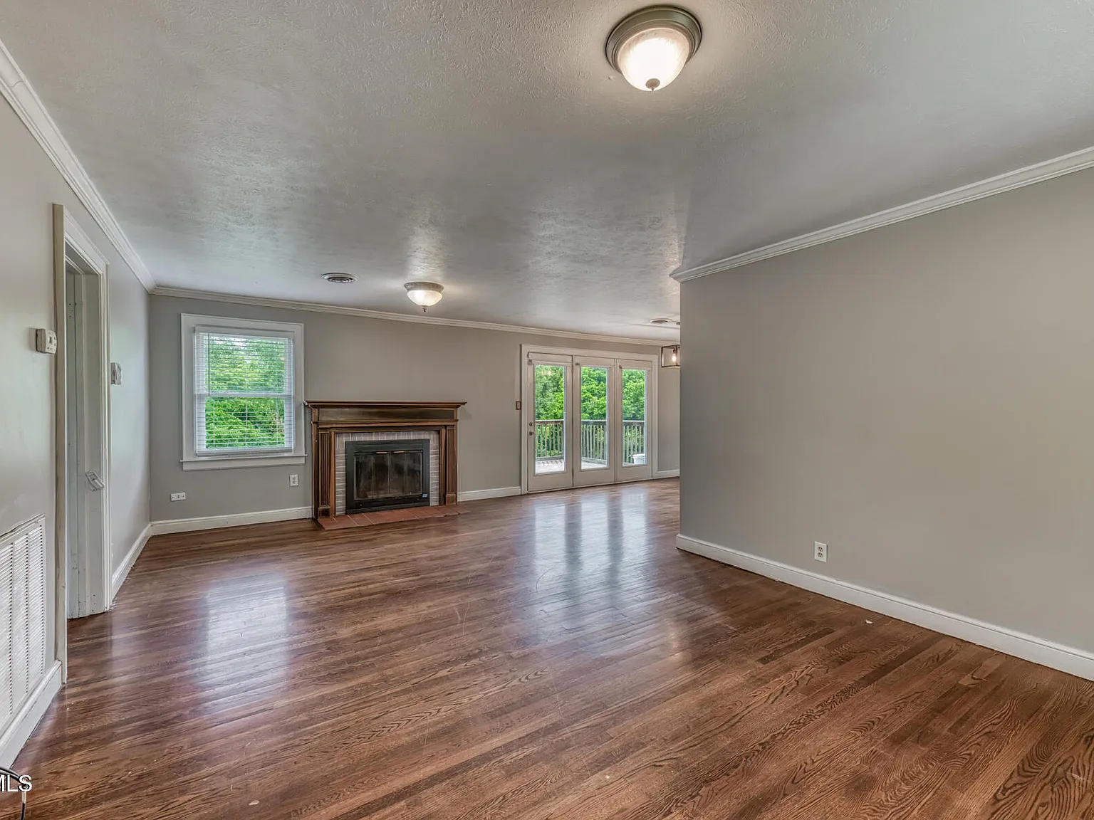 5 bed, 2960 sqft, $2,500 — Photo 4