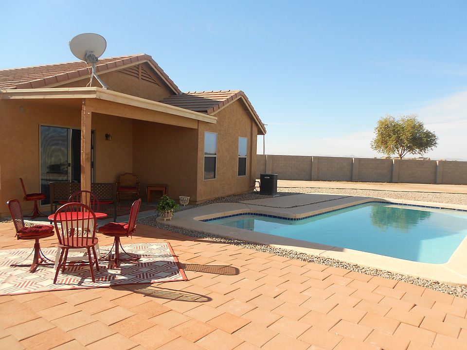 Private Pool & Oversized Lot