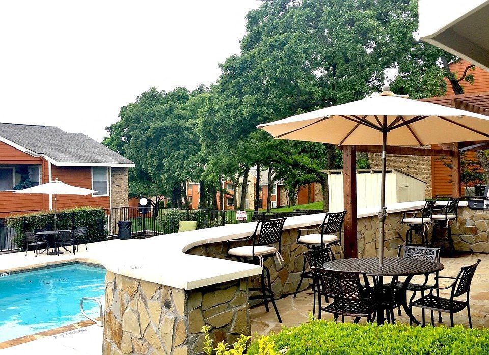 Bedford Oaks Apartments pool and patio