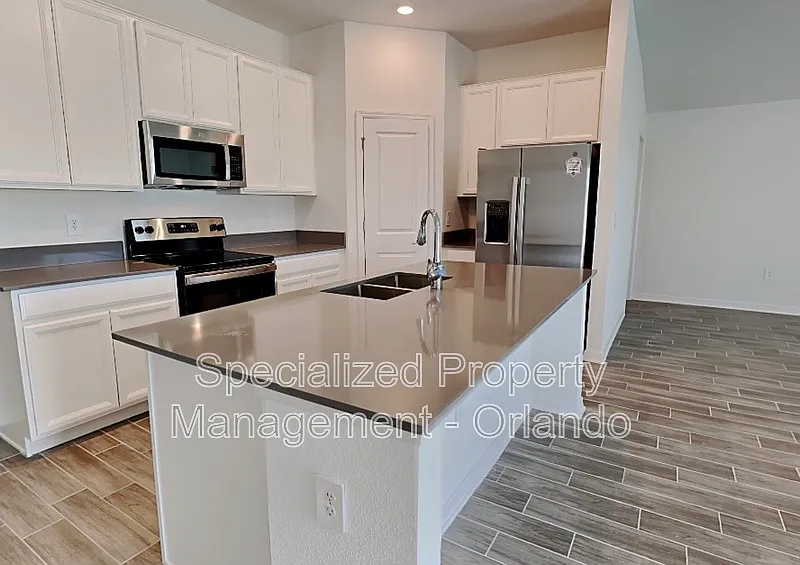3 bed, 2.0 bath, 1555 sqft, $1,799 — Photo 3
