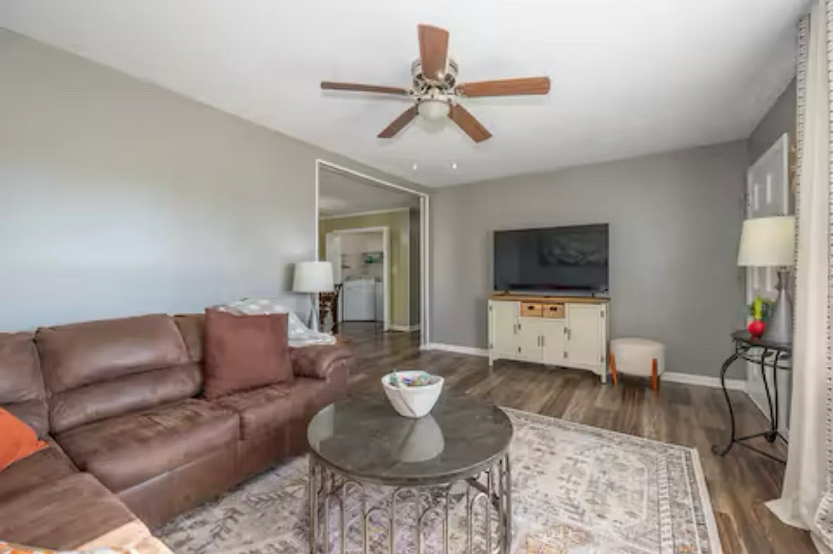 3 bed, 1.5 bath, 1212 sqft, $3,600 — Photo 1