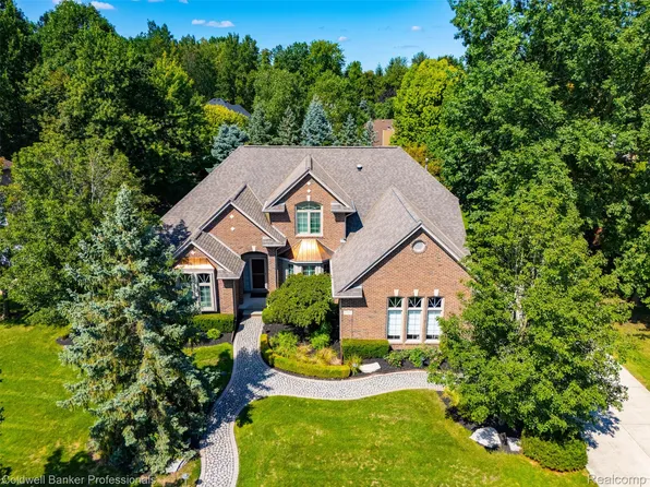 3751 Lake Forest Dr, Sterling Heights, MI 48314