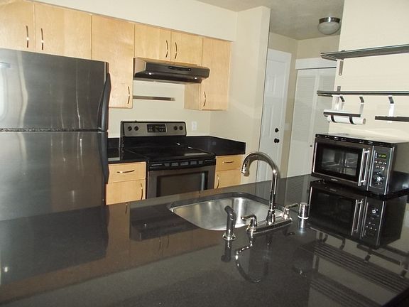 5th image of 840 NE 125th St APT 213