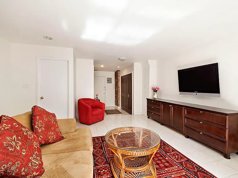 215 E 24th St #312 — Photo 4