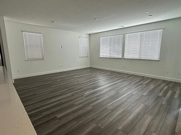 549 Knightsbridge Ct — Photo 12