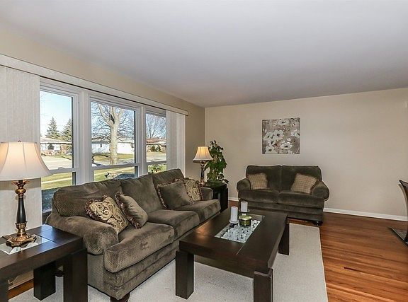 3rd image of 681 Catalpa Ln