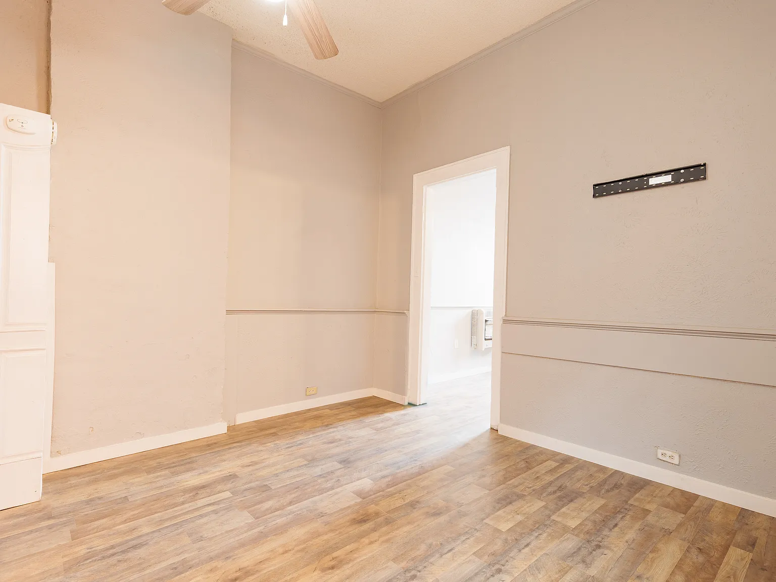 2 bed, 702 sqft, $1,350 — Photo 2