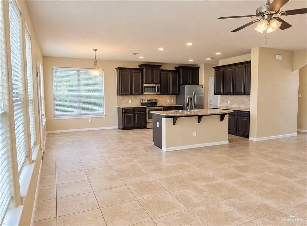 4 bed, 3.5 bath, 3178 sqft, $2,900 — Photo 3