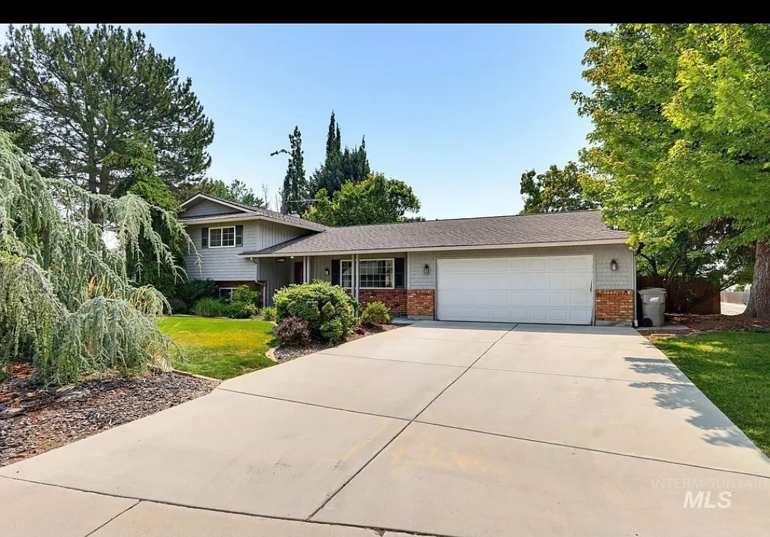 4 bed, 2.5 bath, 2486 sqft, $2,850 — Photo 2