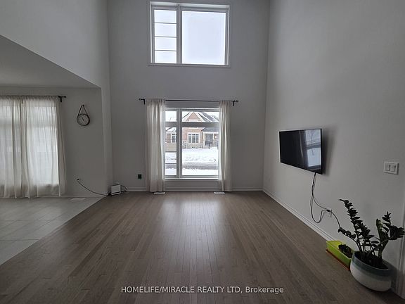 5th image of 14 Mayapple St