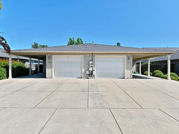 1209 SW Sun Glo Dr, Grants Pass, OR 97527