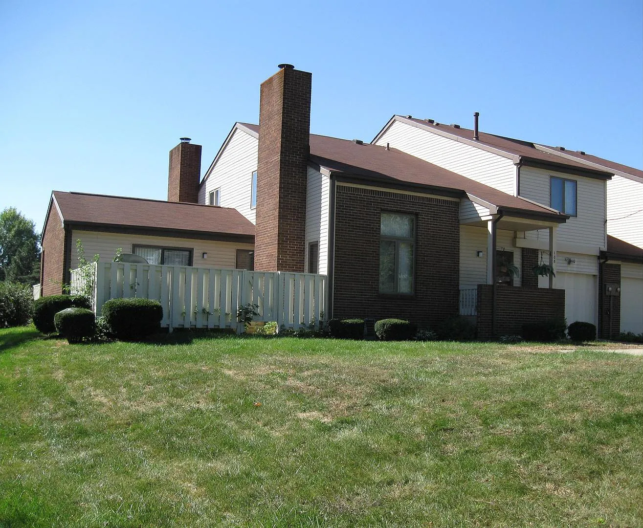Spacious 3bed home in quiet Westside neighborhood just blocks from shopping & campus. — Photo 2