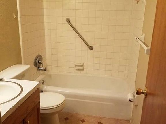 5th image of 57 Willow Dr APT 2
