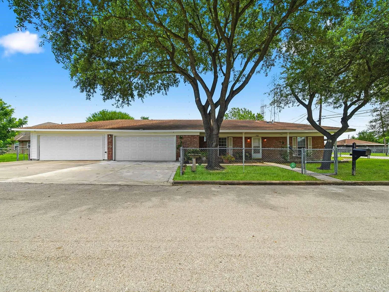3 bed, 2.0 bath, 1417 sqft, $1,900 — Photo 1