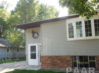 1115 Maple St, Pekin, IL 61554