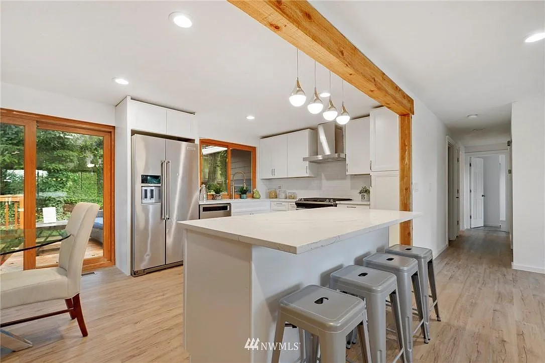 4 bed, 2.5 bath, 2000 sqft, $4,180 — Photo 4