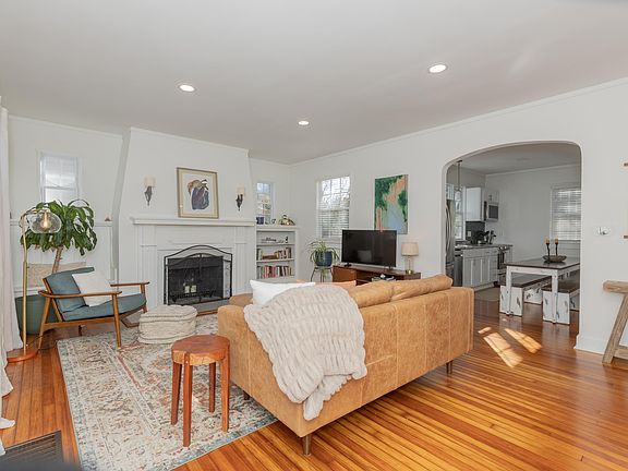 3rd image of 2157 E Mulberry St