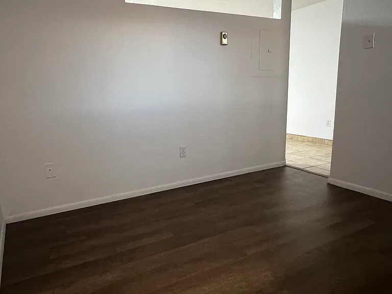 Modern 620 SF Updated 1 Bed Apts w/ Balconies in Ridgecrest — Photo 33
