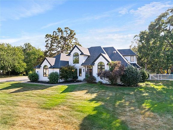 4th image of 1226 Pembrooke Dr