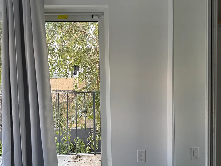 421 SW 9th St #5 — Photo 7