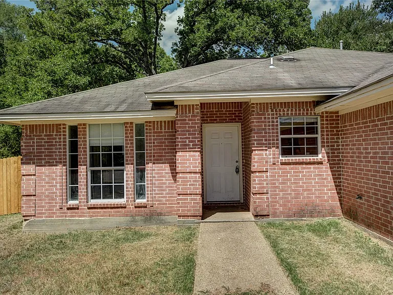2402 Jaguar Ct — Photo 2