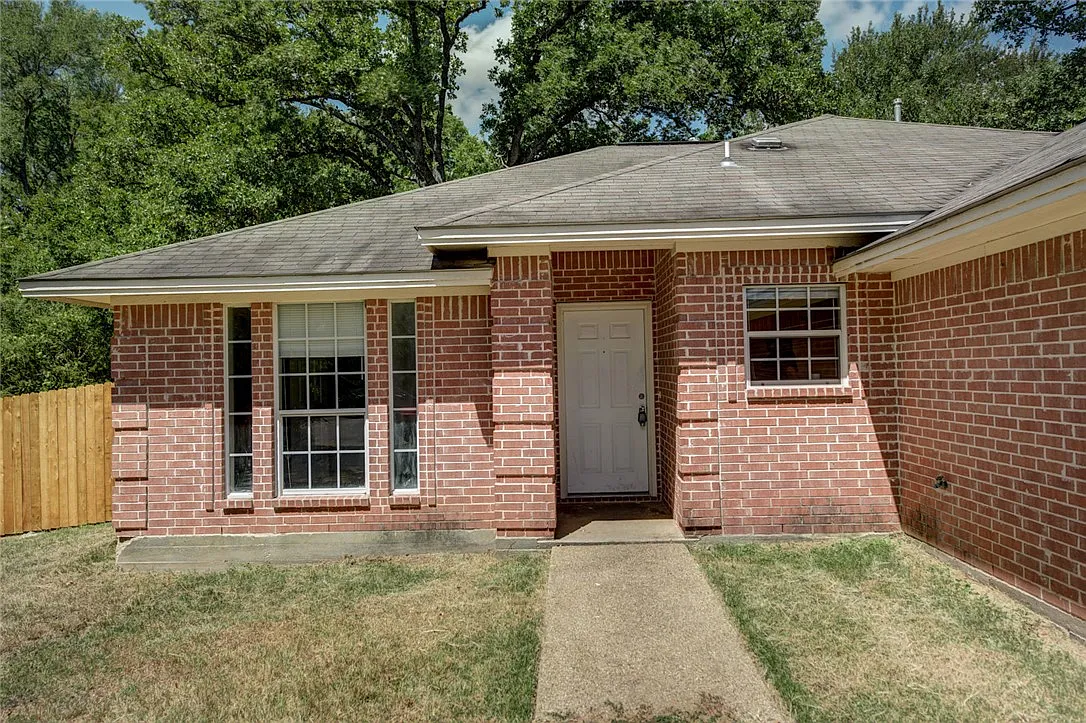 Building Photo - 2402 Jaguar Ct