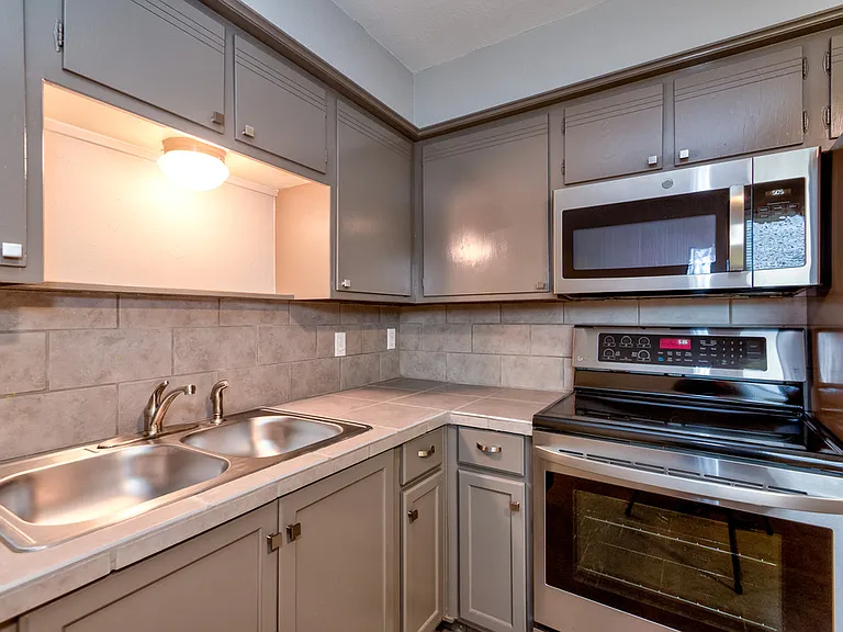 319 E Cedar Ln — Photo 6