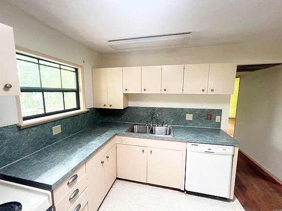 3rd image of 22 Belmar Dr