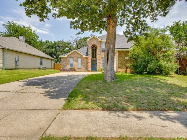 525 Oakbrook Dr, Burleson, TX 76028