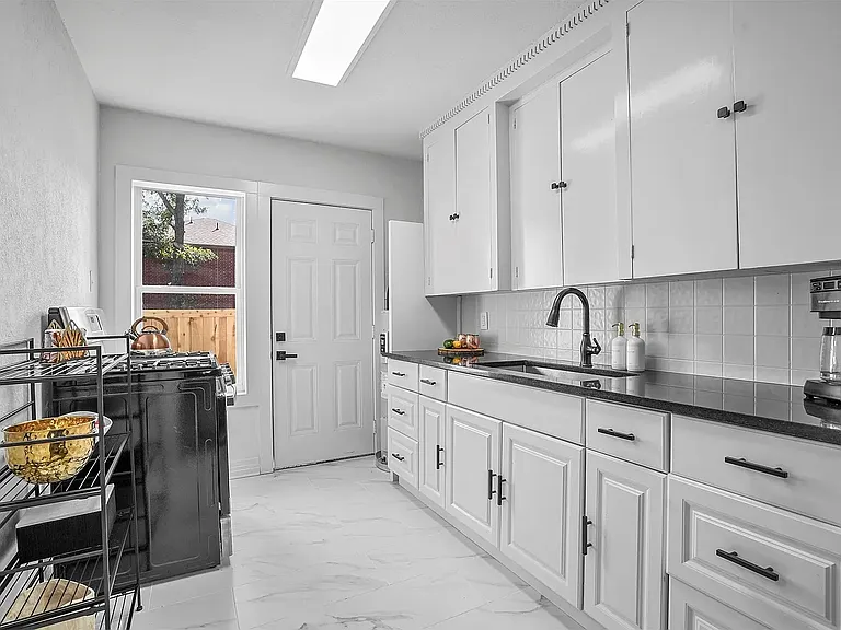 629 N Madison Ave — Photo 8
