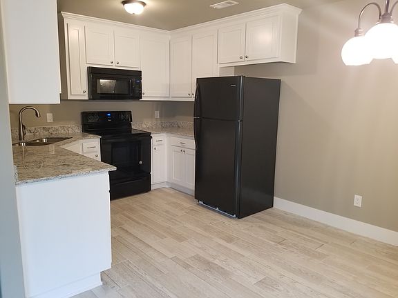 5th image of 601 SW Caprington St #1