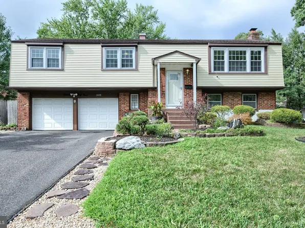 1939 Birchwood Park Dr N, Cherry Hill, NJ 08003