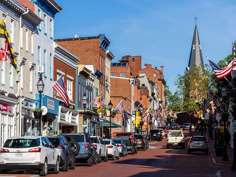 Minutes away from the attractions, restaurants, and shops of downtown historic Annapolis