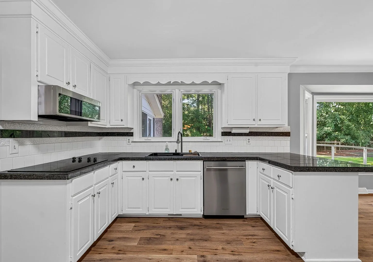 Spacious Living Near Downtown Charleston — Photo 1