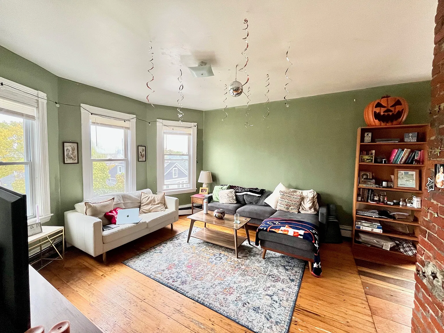 4 bed, 9999 sqft, $6,300 — Photo 2