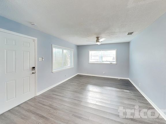 3rd image of 4118 W La Salle St