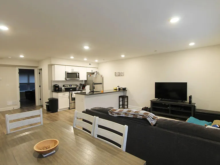 492 Roxborough Ave — Photo 31