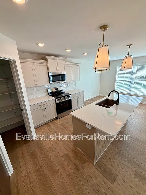 3 bed, 2.0 bath, $2,250 — Photo 3