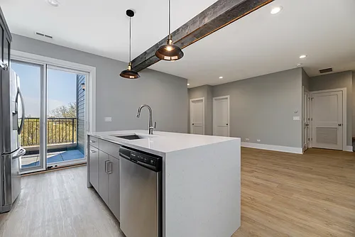 4644 N Damen Ave #402 Photo 1