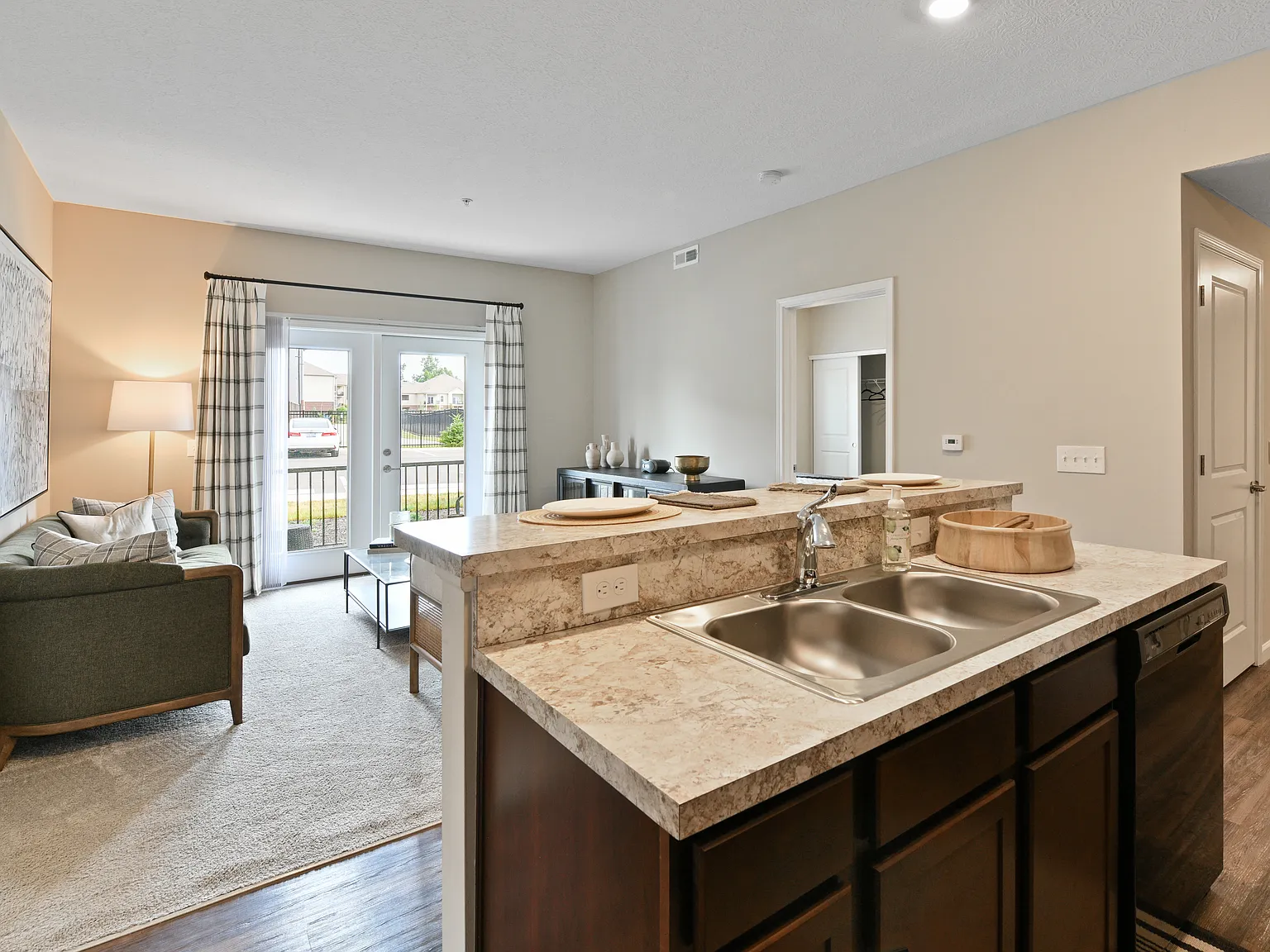 2 bed, 975 sqft, $1,560 — Photo 1